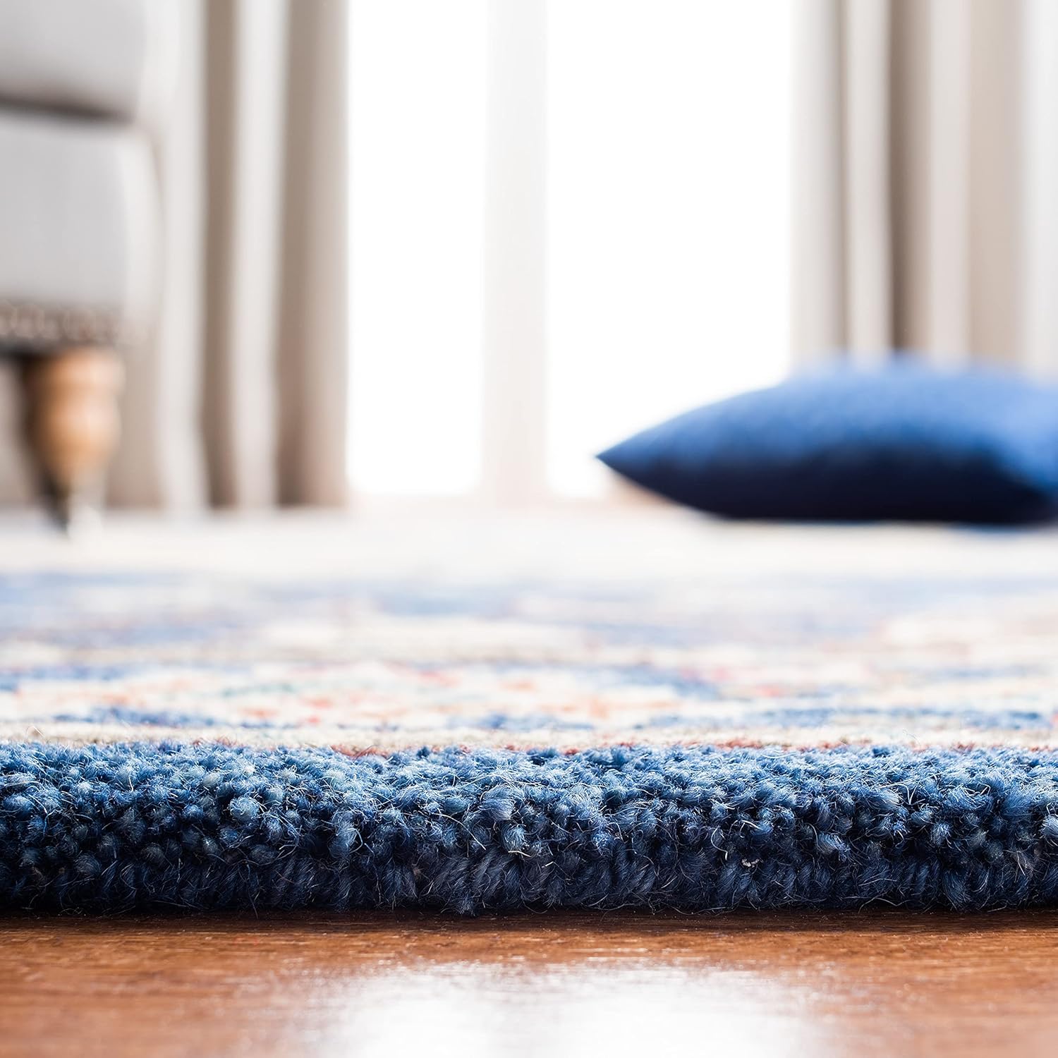 SAFAVIEH Area Rug 8x10 - Antiquity Collection - Large - Blue & Ivory, Handmade Wool, Traditional Design, Ideal for Living Room, Bedroom, Office, Dining Space (AT520M)
