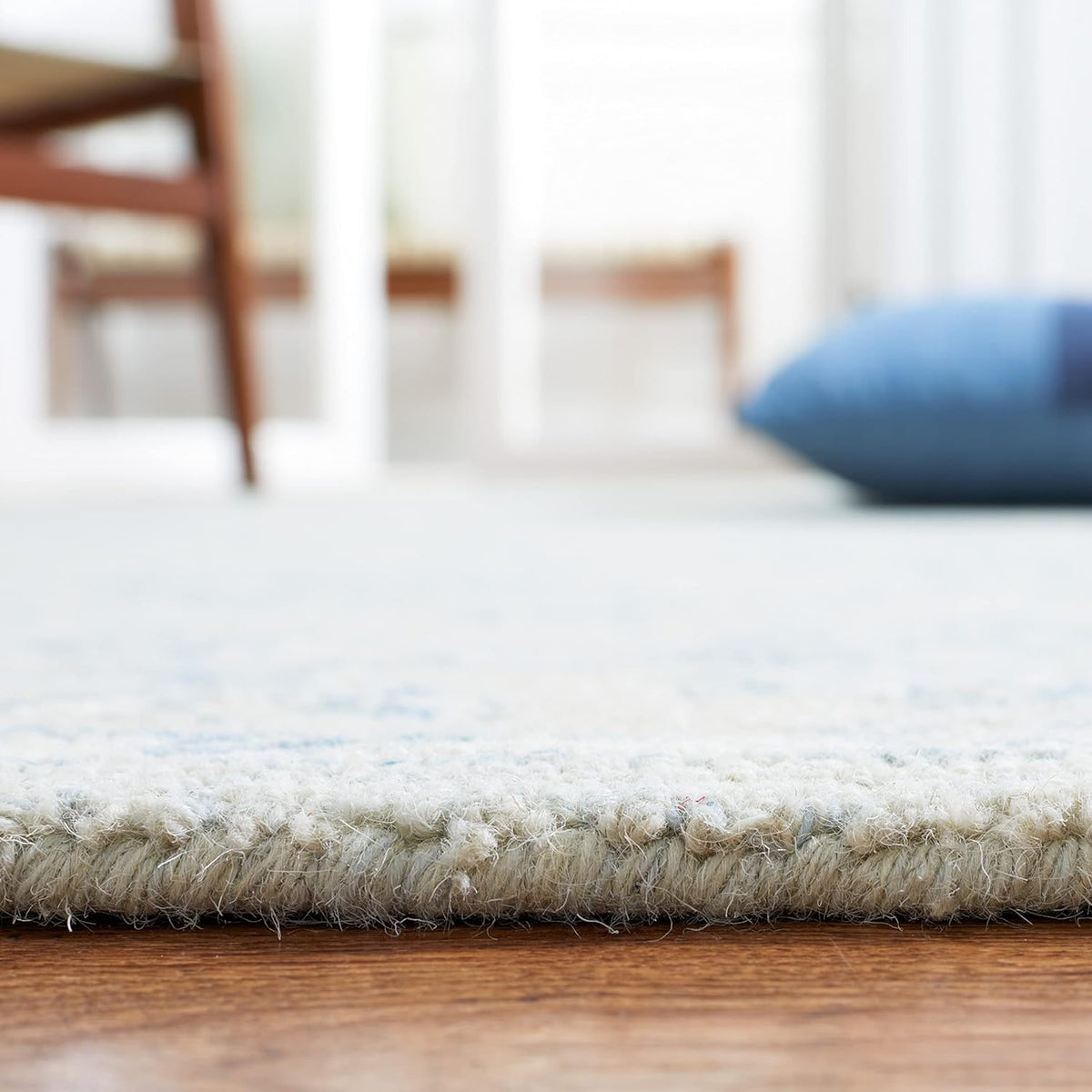 SAFAVIEH Area Rug 8x10 - Micro-Loop Collection - Large - Blue & Beige, Handmade Wool, Ideal for Living Room, Bedroom, Office, Dining Space (MLP535M)