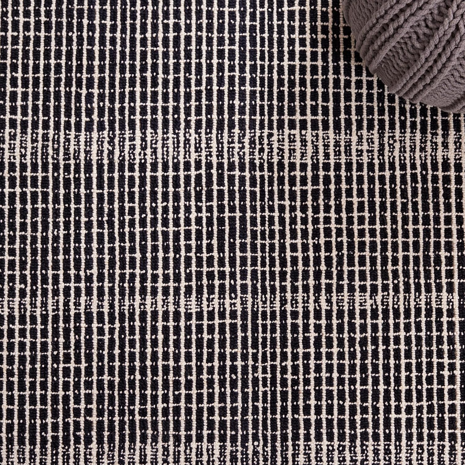 SAFAVIEH Area Rug 8x10 - Abstract Collection - Large - Black & Ivory, Handmade Wool, Ideal for Living Room, Bedroom, Office, Dining Space (ABT482Z)