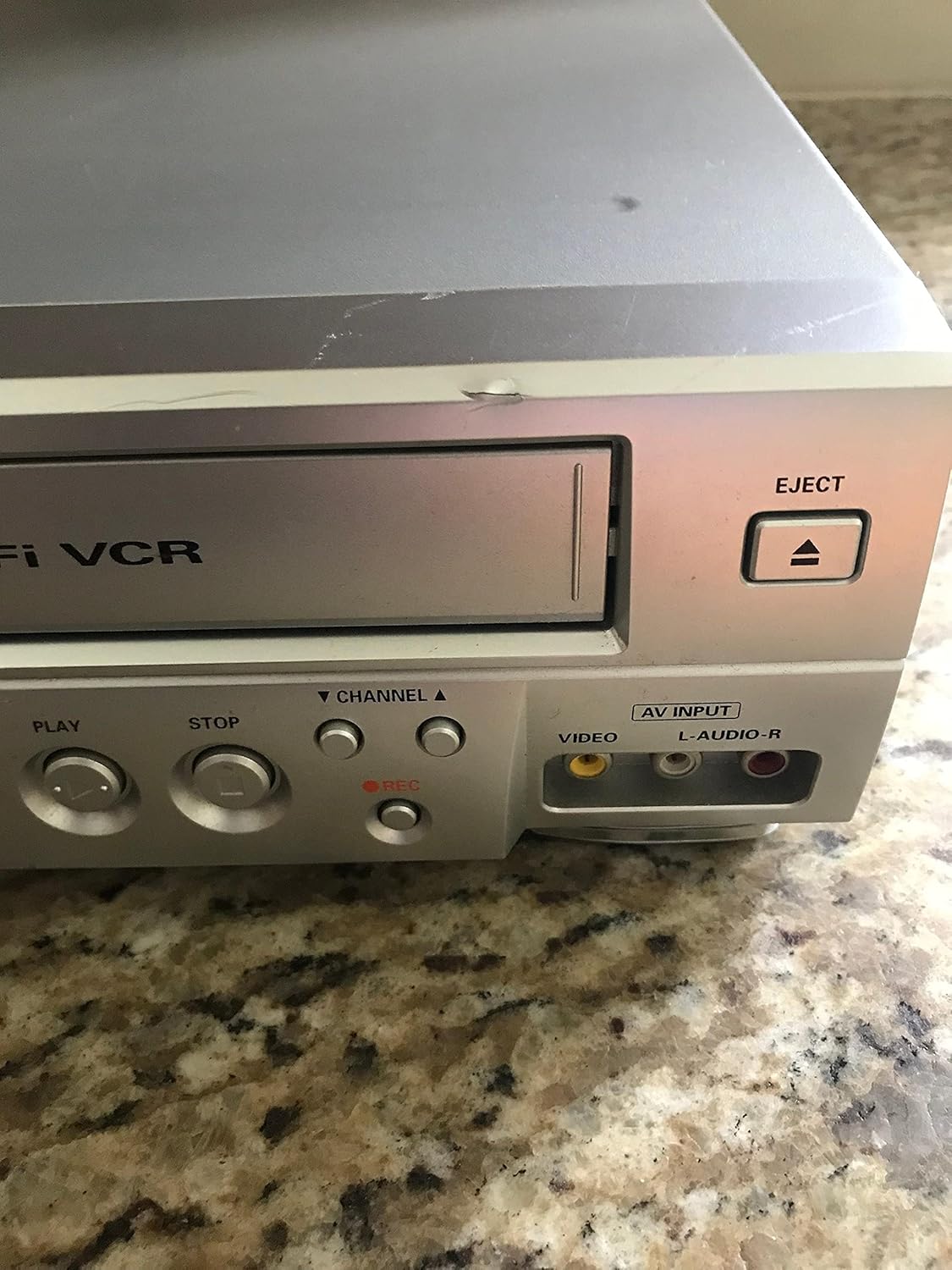 Sanyo DVW6100 TVGuardian DVD player with Built-in 4-HEAD Hi-Fi TV Guardian VCR recorder (Renewed)
