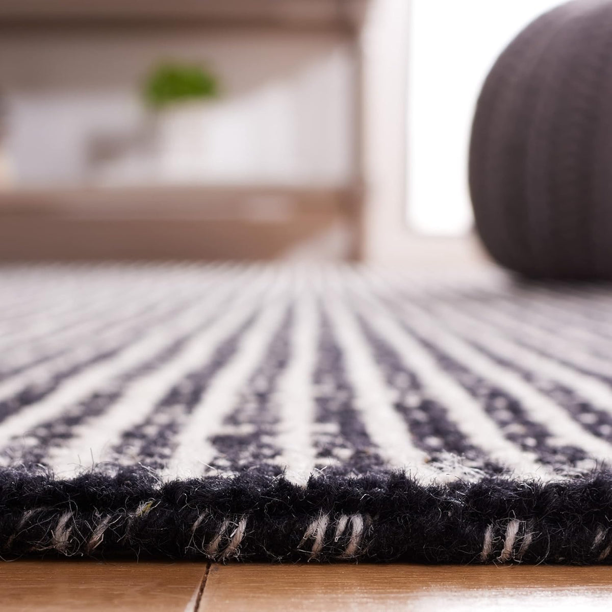 SAFAVIEH Area Rug 8x10 - Abstract Collection - Large - Black & Ivory, Handmade Wool, Ideal for Living Room, Bedroom, Office, Dining Space (ABT482Z)